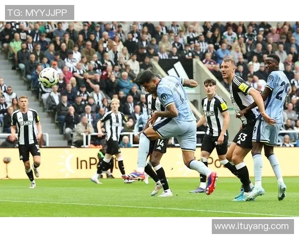 英超激战曼联小胜巴萨点球大战引发全场狂欢数据分析揭示关键时刻